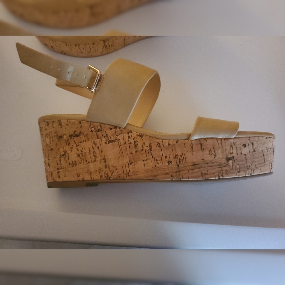 Nude wedge